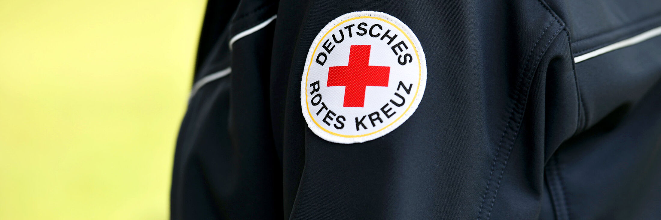 DRK Logo auf blauer Jacke