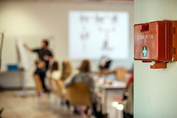 Erste Hilfe Koffer an einer Wand