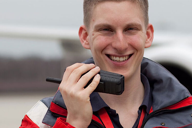 Junger DRK-Mitarbeiter mit Funkgerät