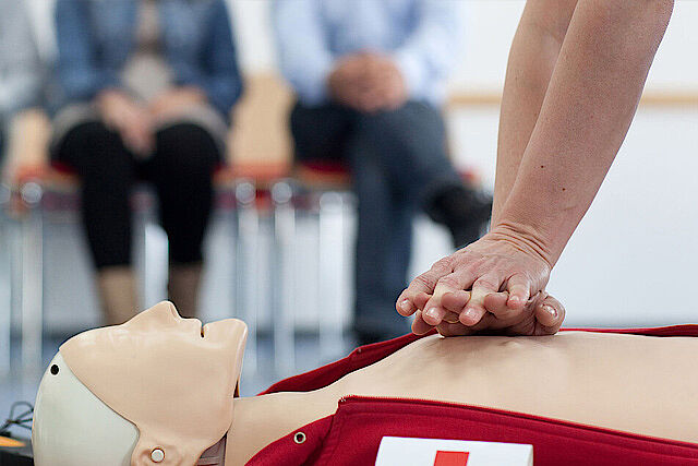 Demonstration einer Herzmassage an einer Puppe