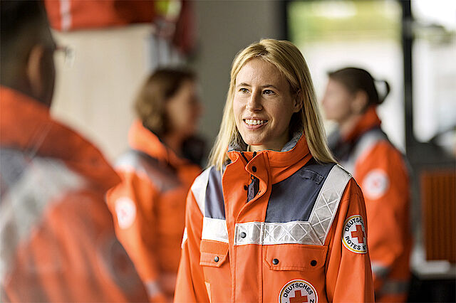 Mitarbeitende mit Rotkreuzjacke, Porträt