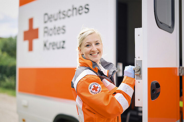 Junge Sanitäterin am Rettungswagen Junge Sanitäterin am Rettungswagen