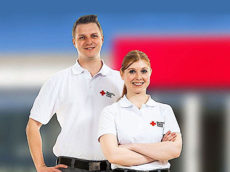 Ein DRK Mitarbeiter und eine DRK-Mitarbeiterin vor der Landesschule